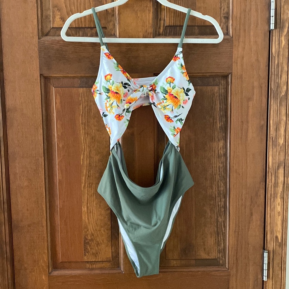 One piece swimsuit size L
